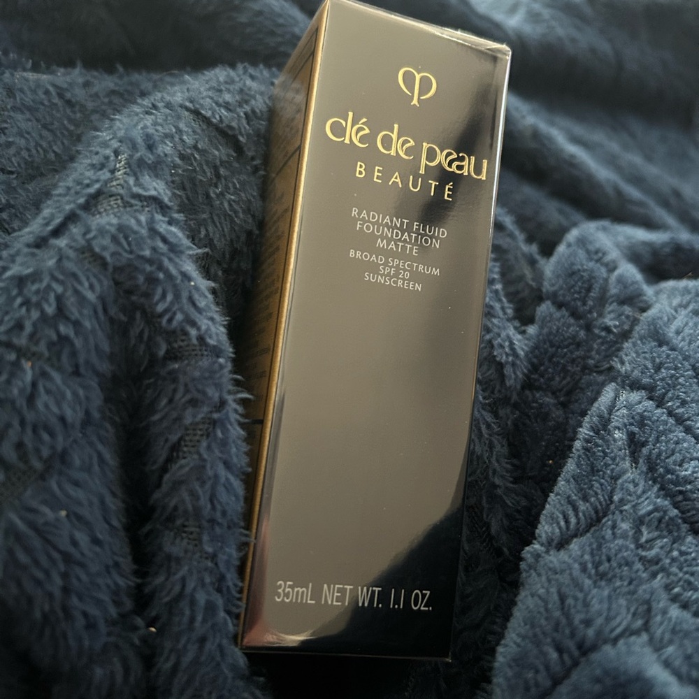 Clé de Peau $148 Radiant Fluid Foundation Matte SPF20 Light Medium Ocher O20 - Picture 4 of 4